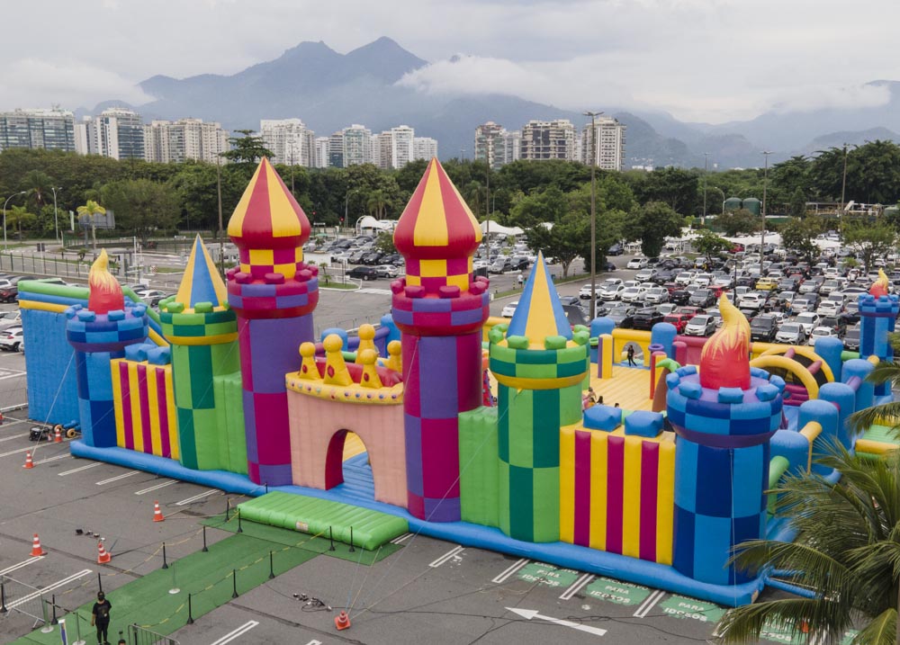 JUMP AROUND O MAIOR CASTELO INFLÁVEL DA AMÉRICA LATINA CHEGA AO