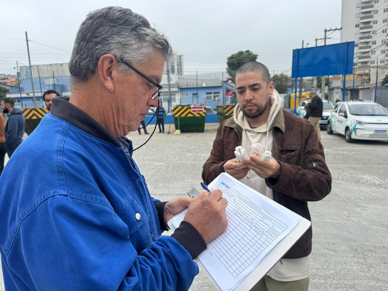 Ação de troca gratuita de lâmpadas chega a cinco novas Estações de Coleta de Santo André