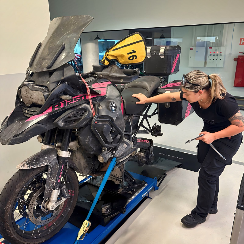 Cresce a presença feminina sobre duas rodas e oficina do Sesc São Caetano incentiva autonomia e segurança para motociclistas