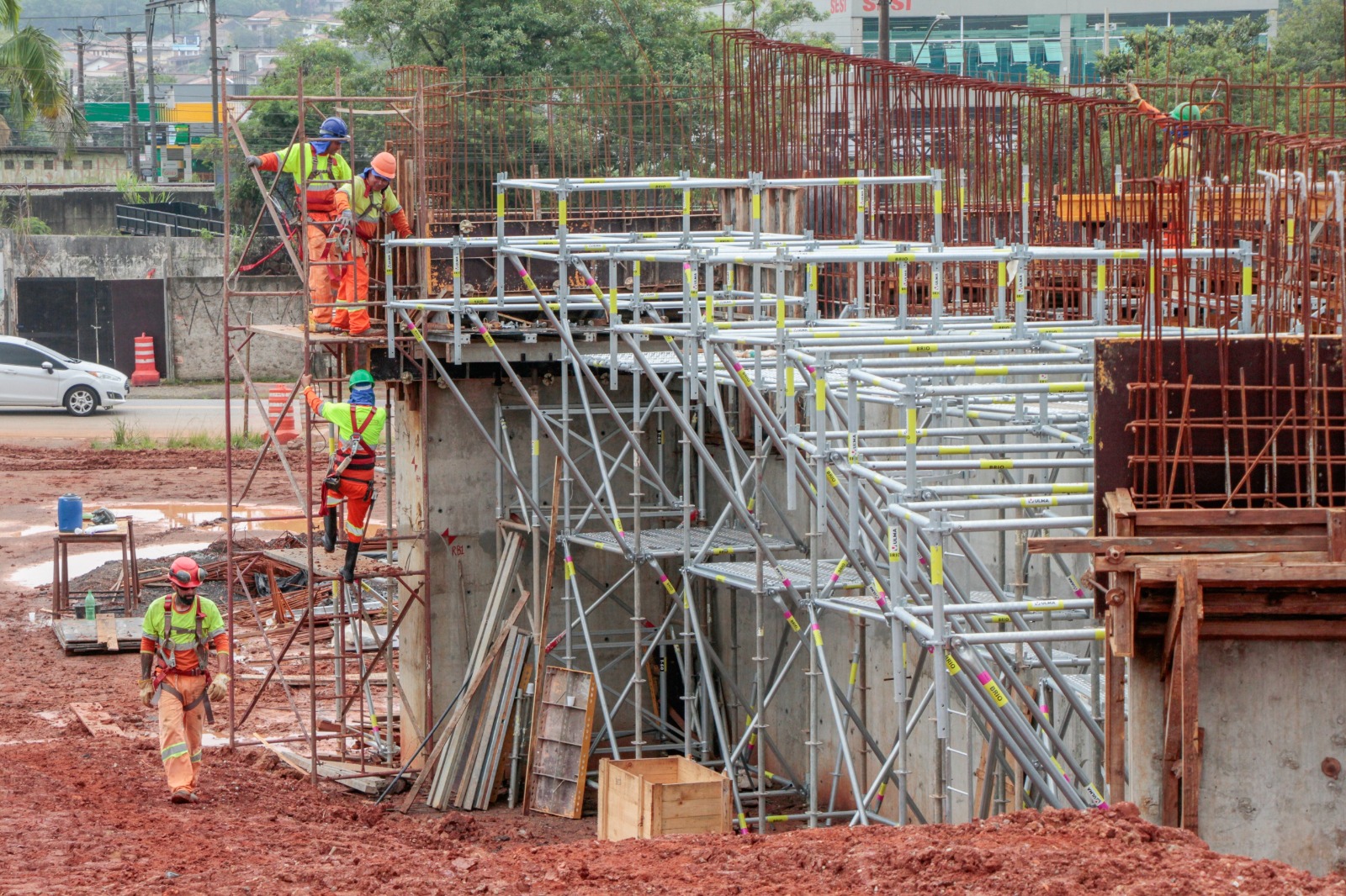 Viaduto estaiado de Ribeirão Pires segue para concretagem da ponte convencional