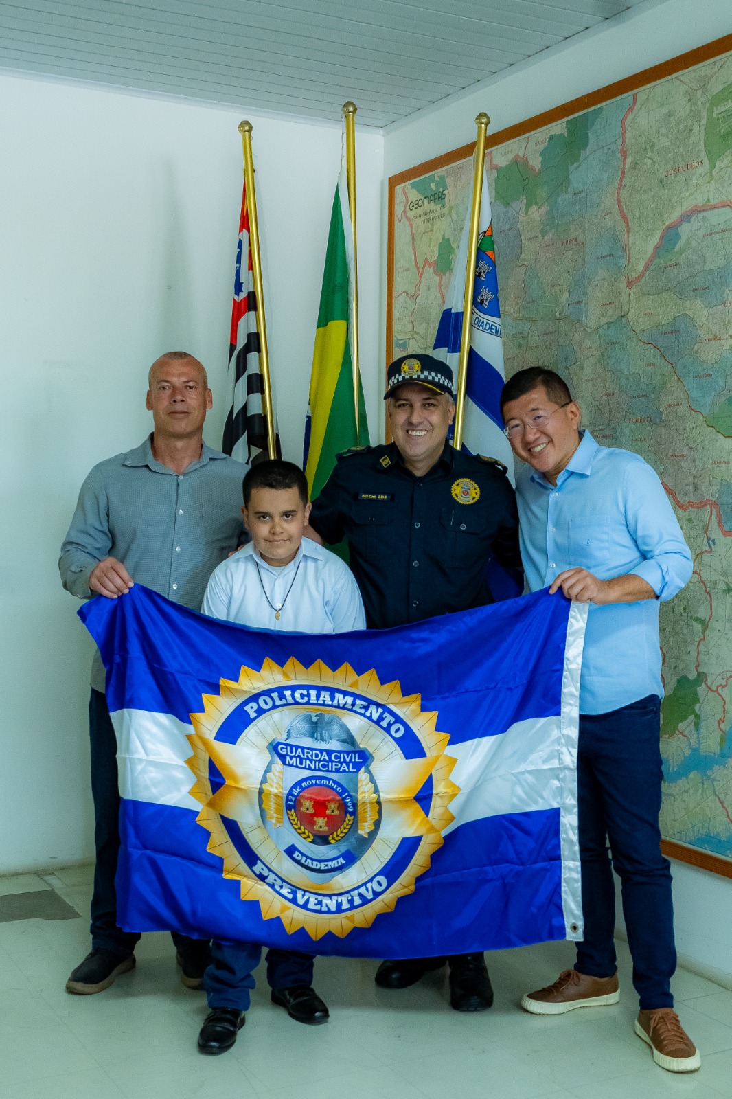 Menino de 10 anos realiza sonho e conhece Canil da GCM ao lado do prefeito de Diadema