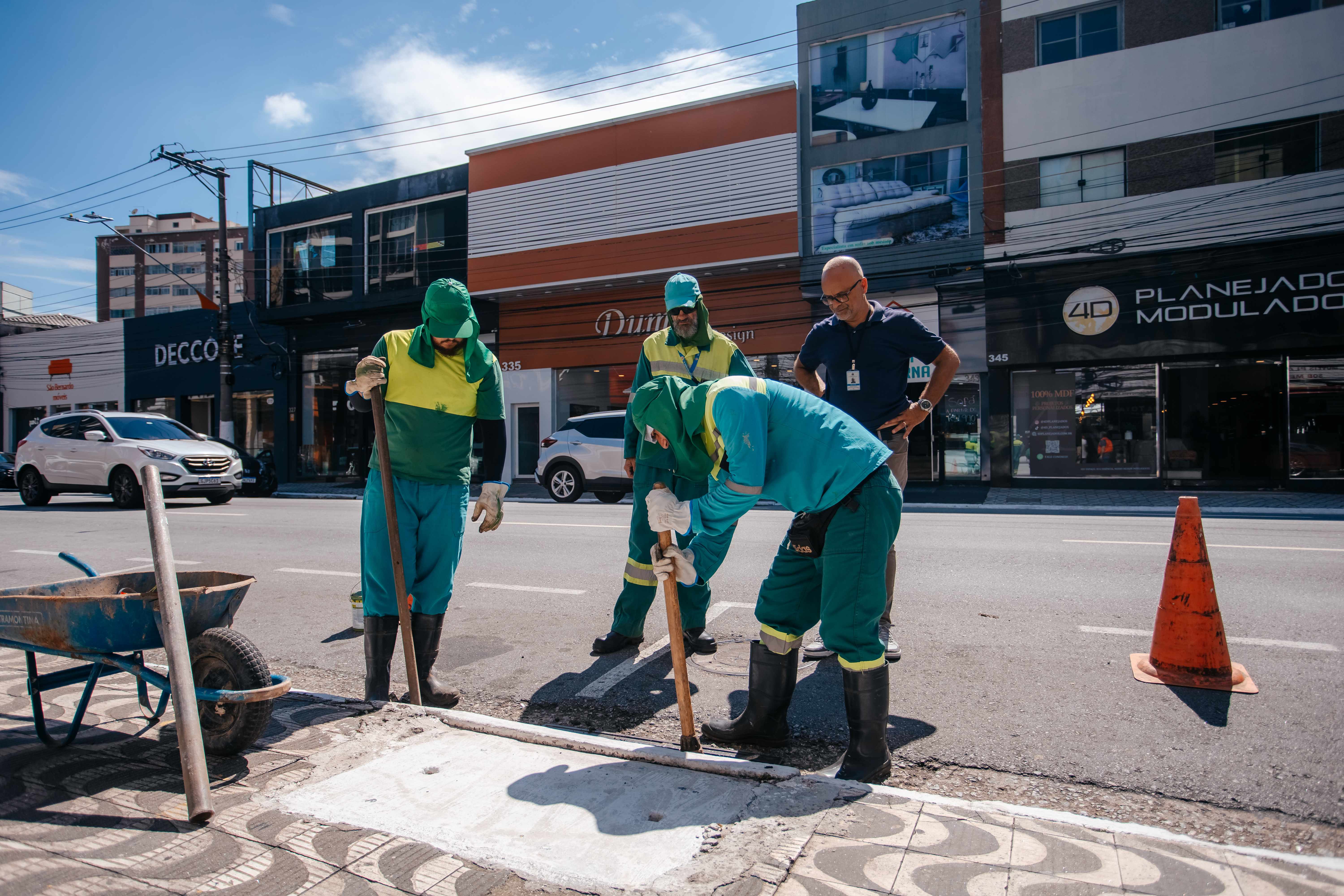 São Bernardo realiza ação integrada de prevenção a alagamentos com a limpeza de bocas de lobo na região central