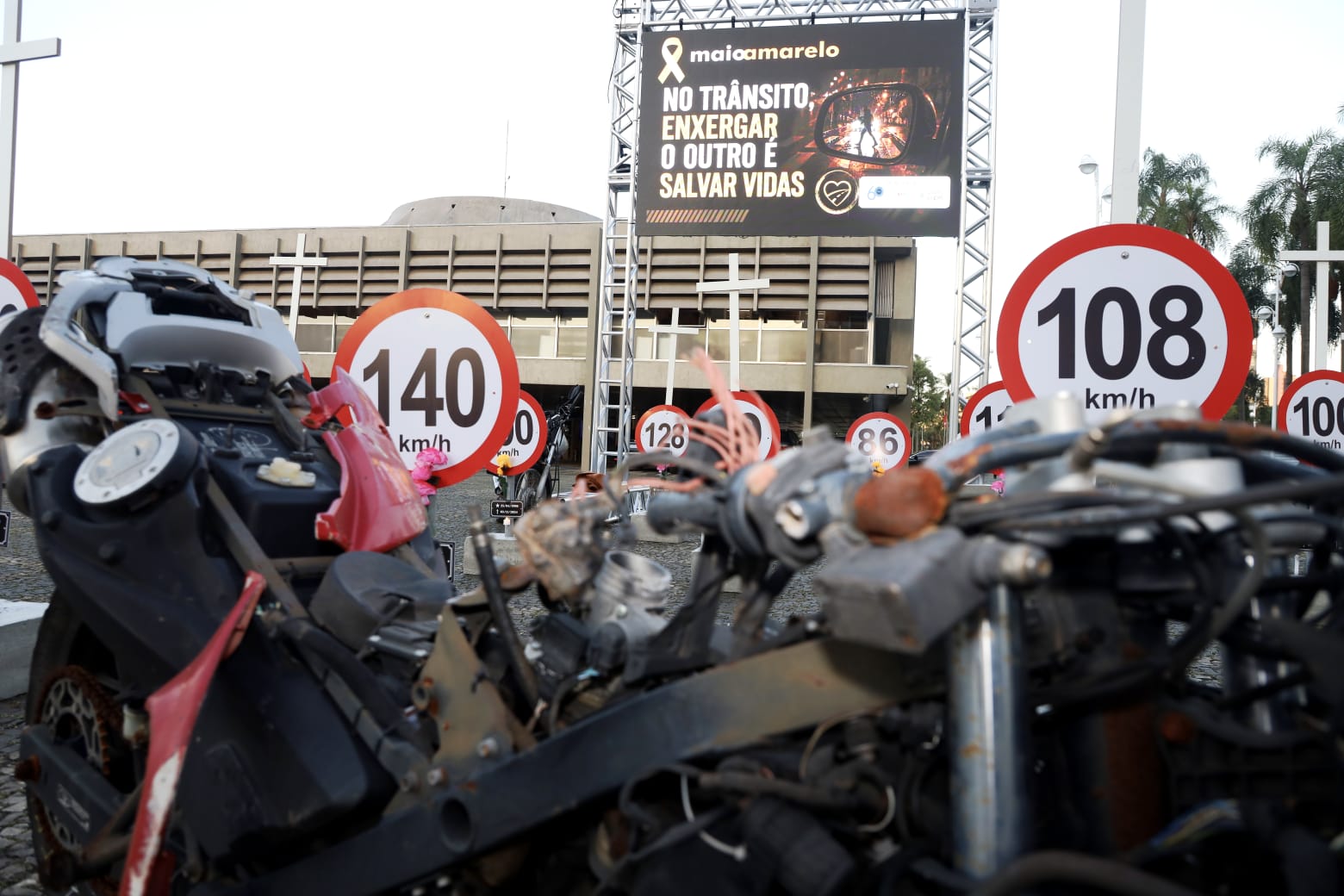 Ação do Maio Amarelo no Paço de Santo André alerta sobre mortes no trânsito