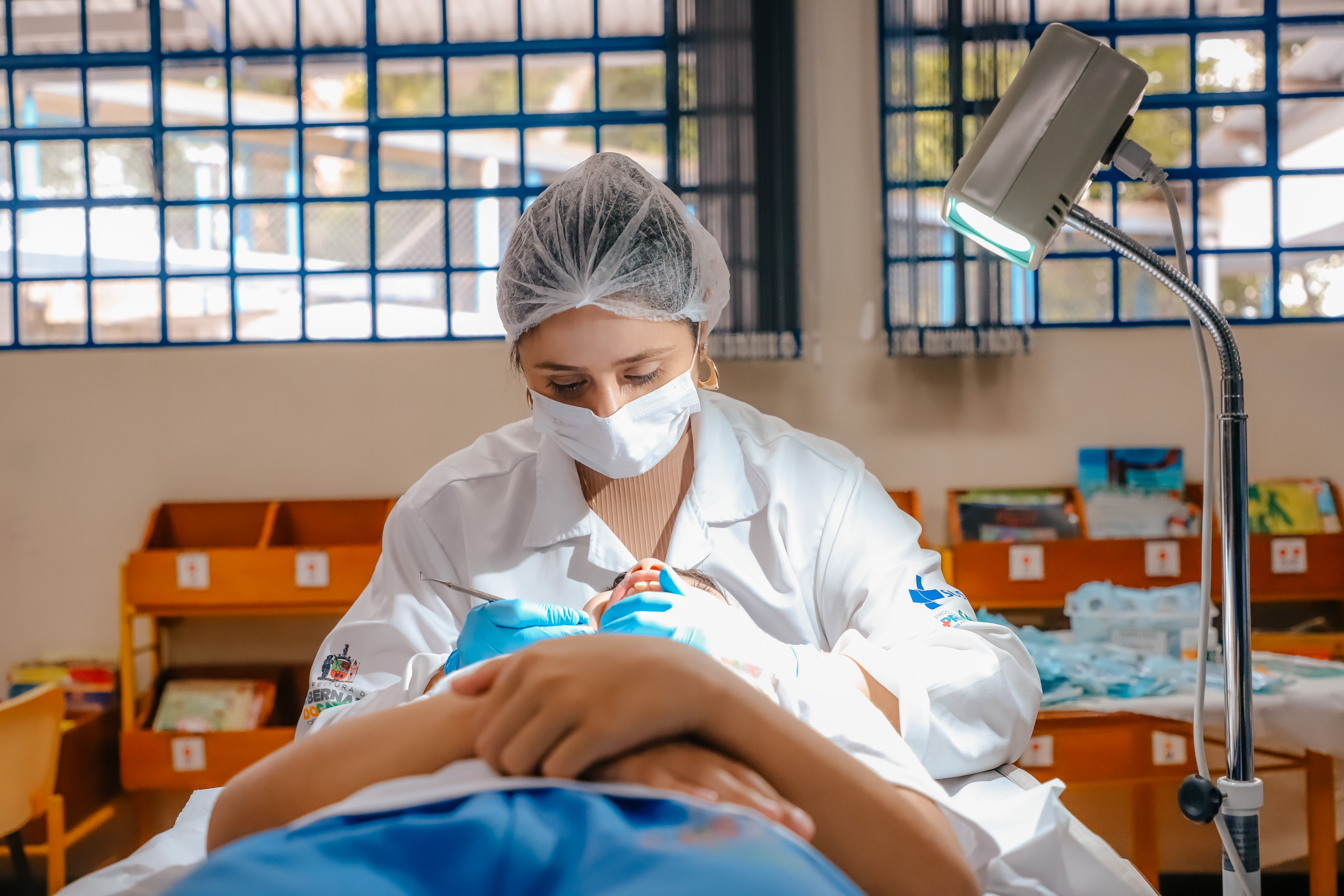 Estudantes de São Bernardo recebem restauração dentária nas Emebs