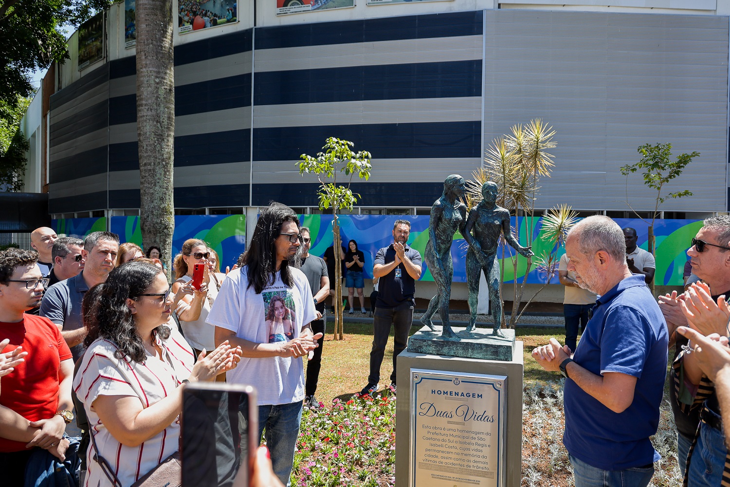 Prefeitura de São Caetano realiza ato de entrega da escultura 'Duas Vidas', em memória das jovens Isabela Régis e Isabelli Costa