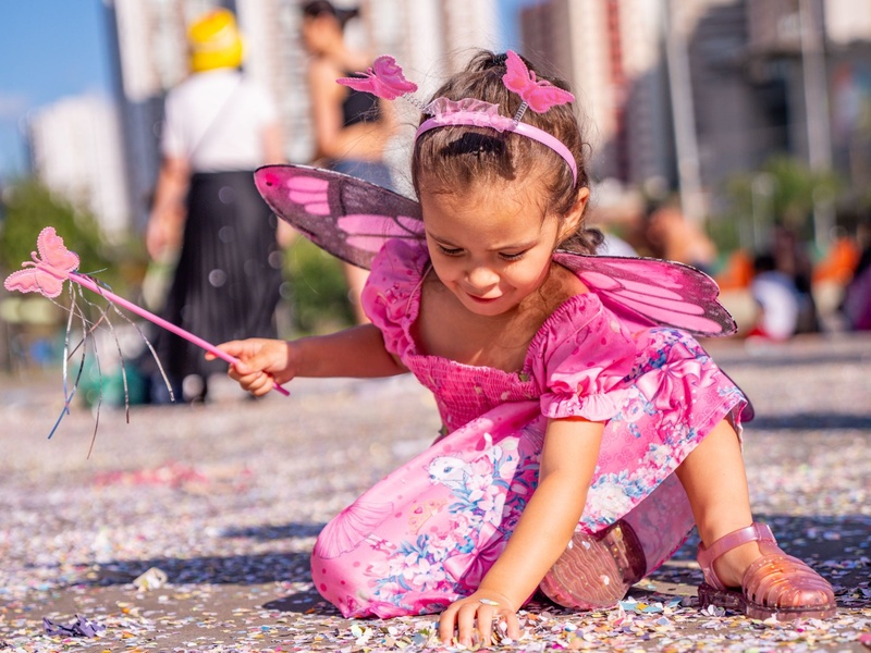 Bloquinho do Shopping Metrópole reúne mais de 1,5 mil foliões no Paço Municipal