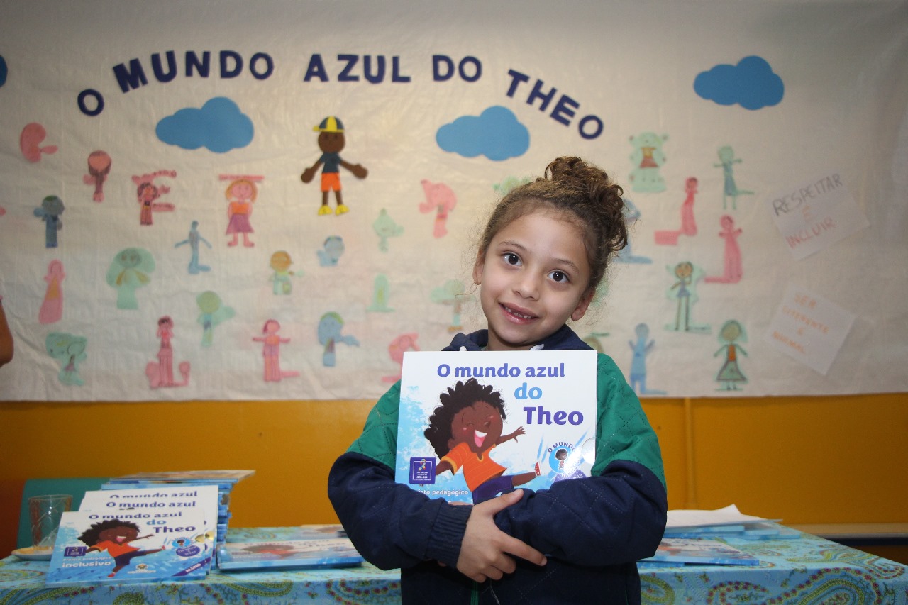 Secretaria de Educação de Ribeirão Pires entrega livros que dão visibilidade a estudantes com TEA