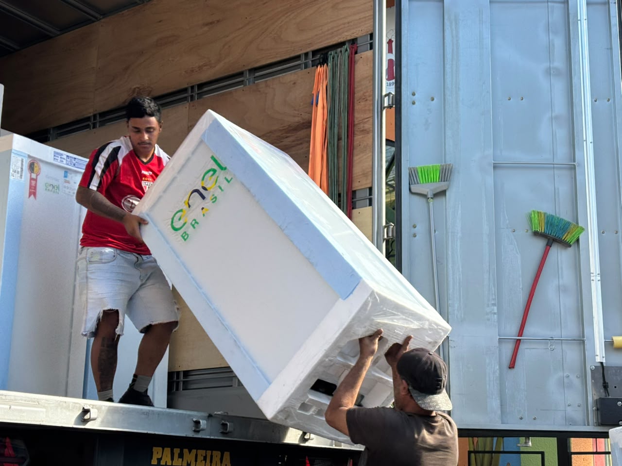 Parceria entre Prefeitura de Ribeirão Pires e Enel beneficia 150 famílias com troca gratuita de geladeiras e lâmpadas