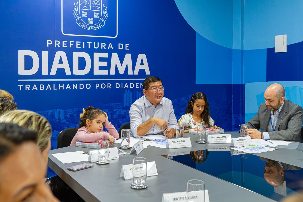 Prefeito Taka Yamauchi recebe professores em encontro no Paço Municipal