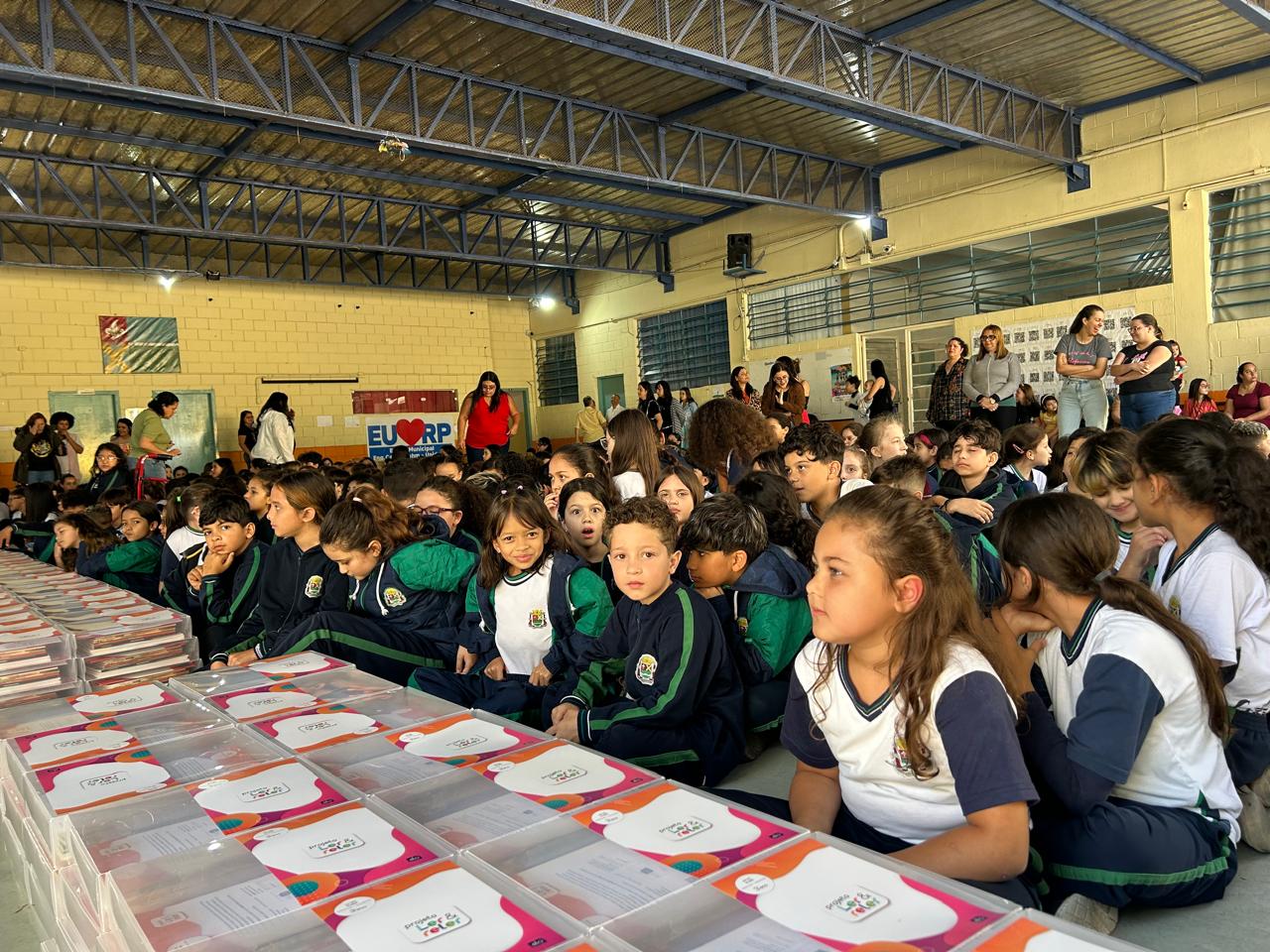 Ribeirão Pires entrega livros do Projeto Ler e Reler para 700 estudantes da rede municipal