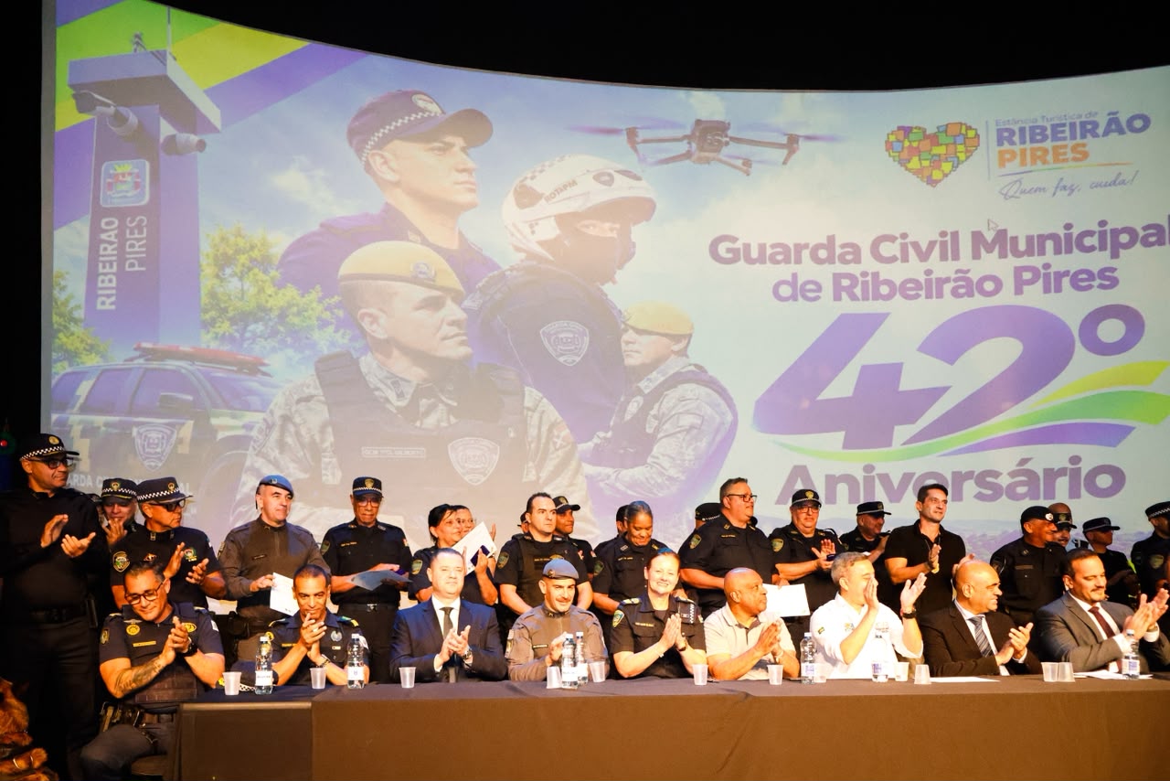 GCM de Ribeirão Pires celebra 42 anos com homenagem a agentes por tempo de serviço