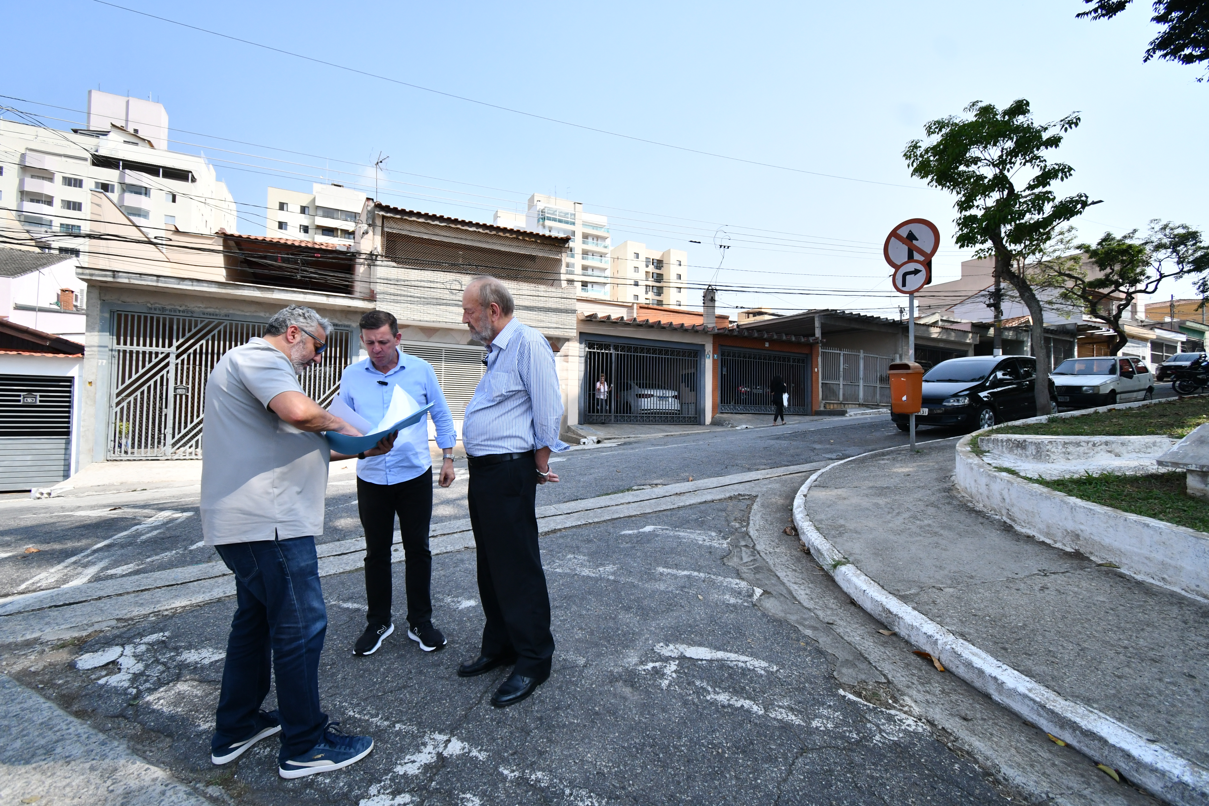  Prefeitura de São Bernardo inicia implantação de asfalto novo na Vila Uras, no Rudge Ramos