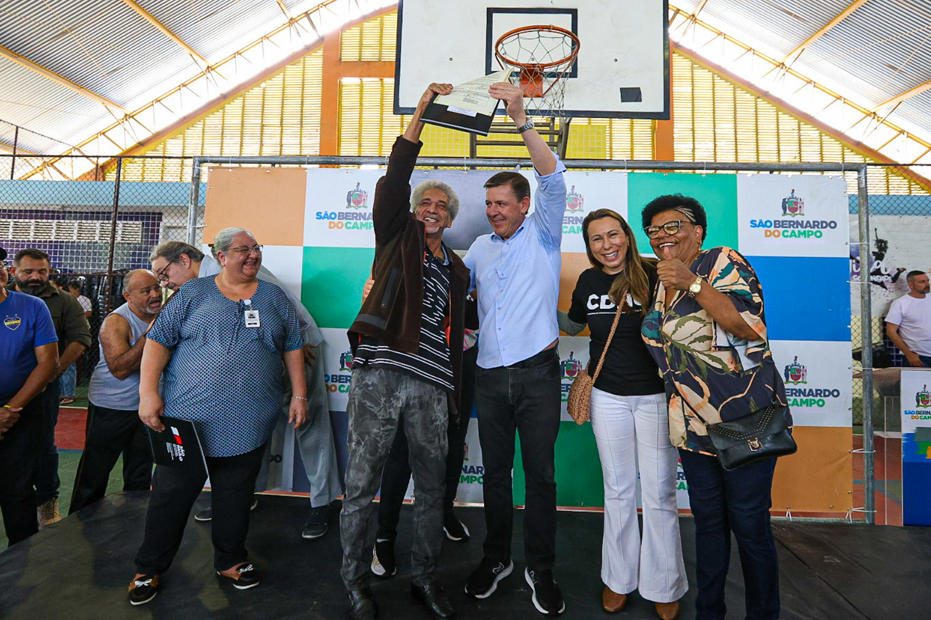 Prefeitura de São Bernardo entrega 1.800 escrituras a moradores do Jardim Calux   