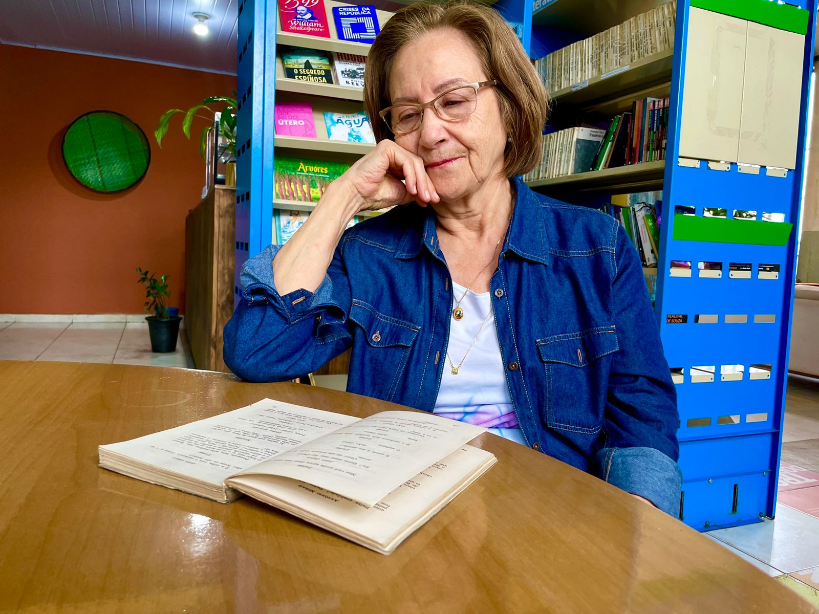 Aos 82 anos, aposentada quer exercitar habito de leitura no CHL de Ribeirão Pires