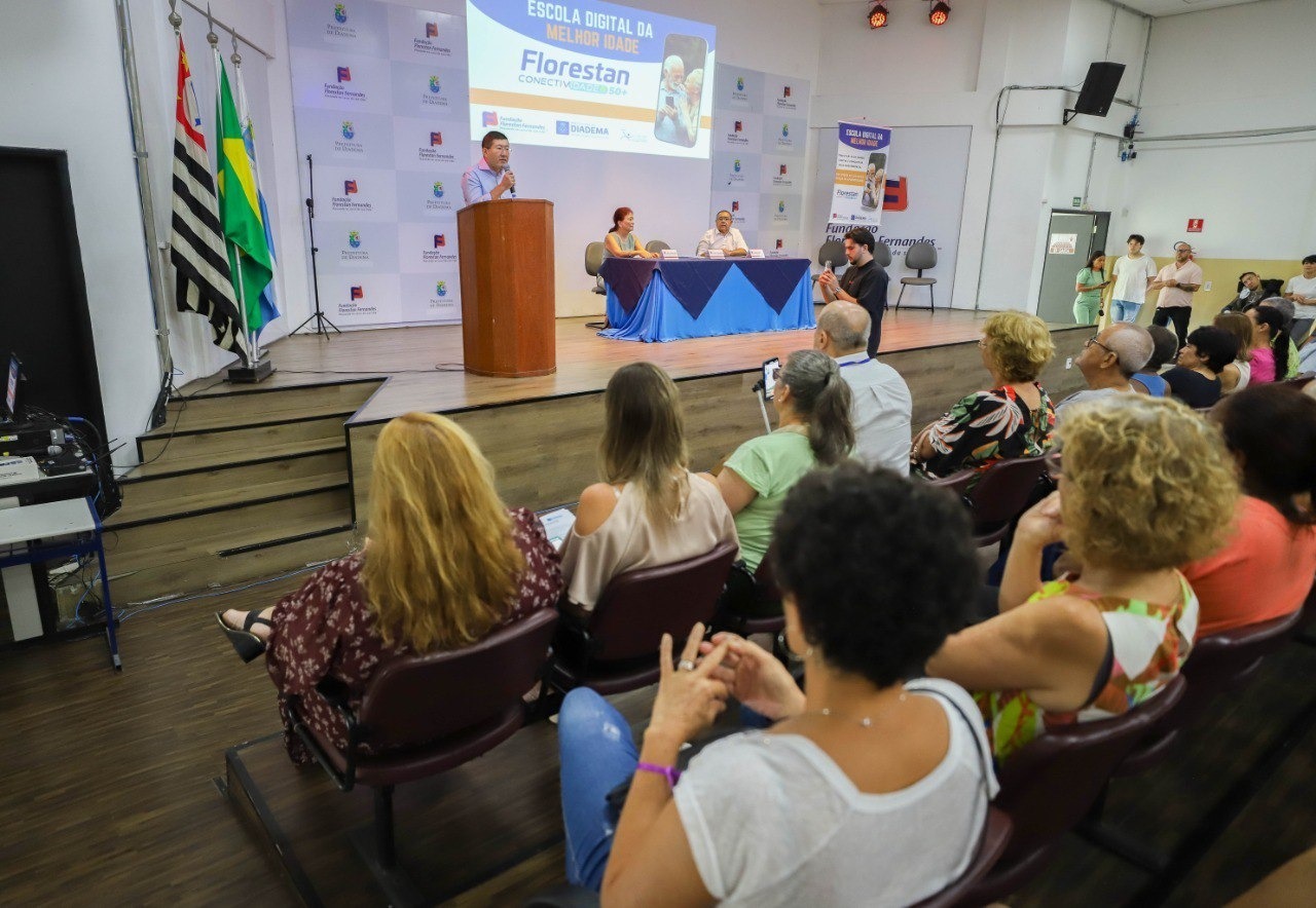    Florestan Fernandes realiza aula inaugural da Escola Digital da Melhor Idade