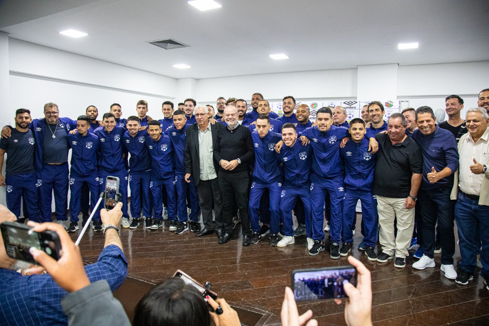  Prefeitura apresenta equipe adulta da Liga São Caetano de Futsal em cerimônia com lembranças de conquistas antigas
