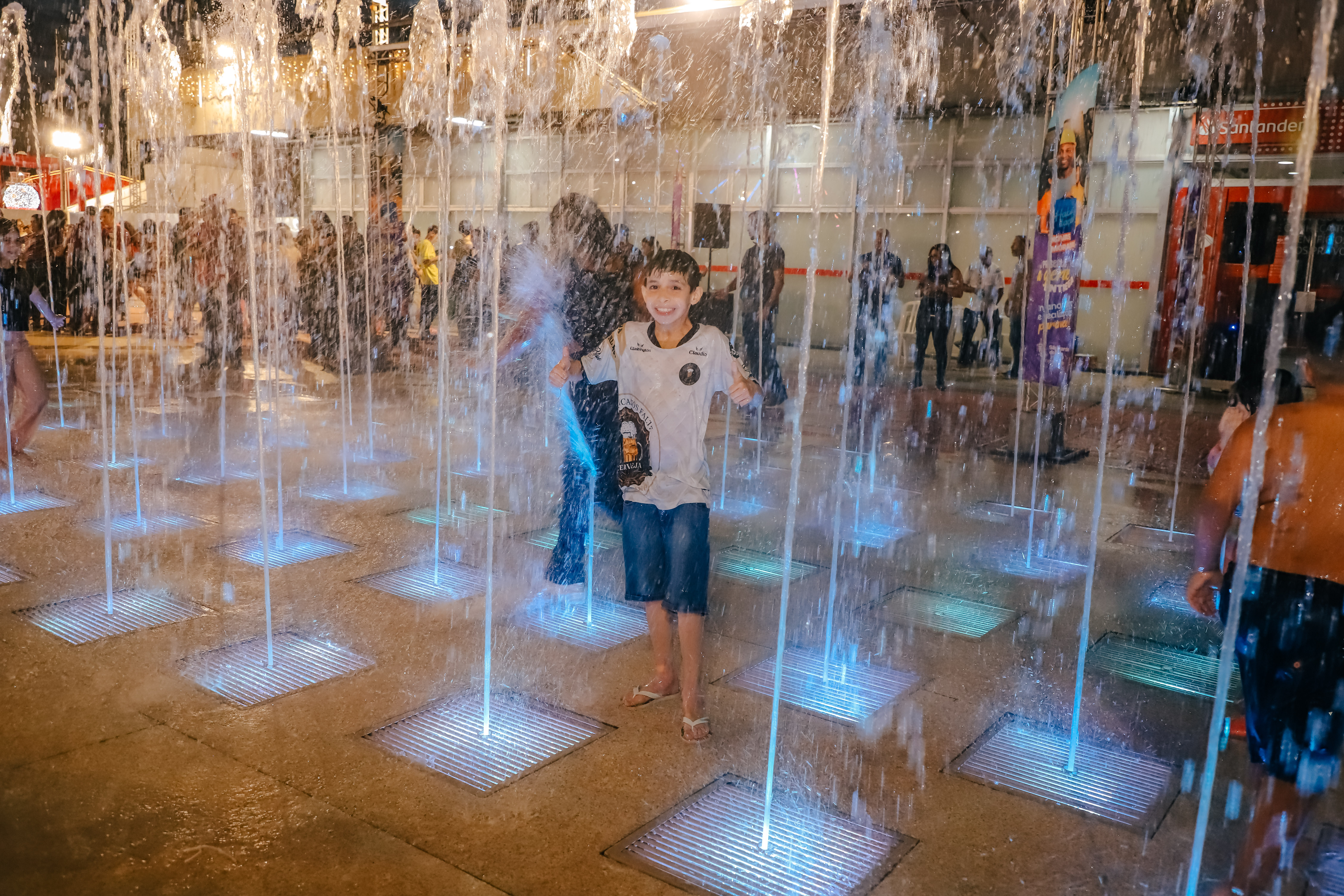 Esplanada ganha academia ao ar livre, com sete aparelhos para a prática de atividade física; dia termina com famílias aproveitando a Parada das Luzes de Natal