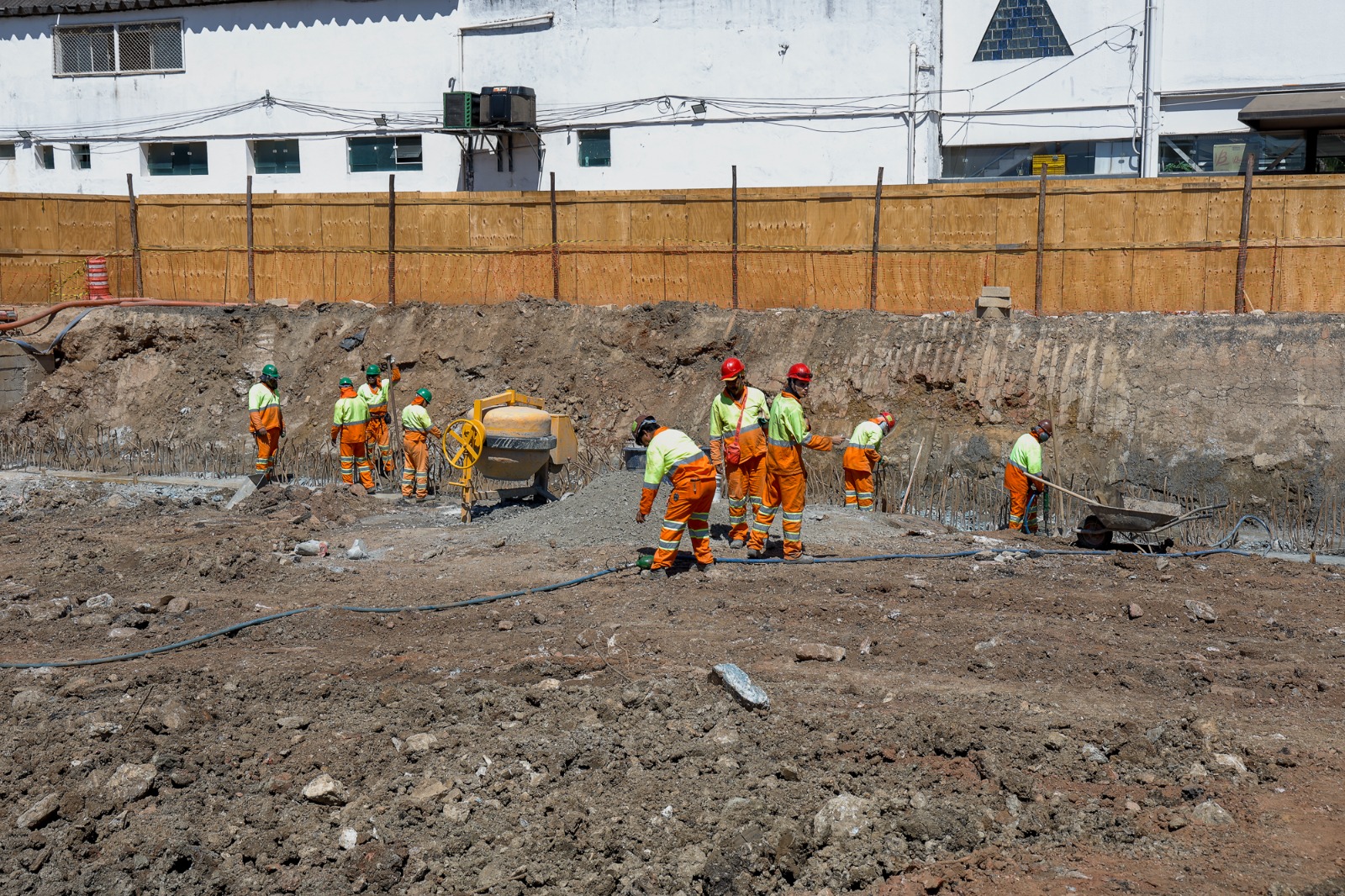 Obras do piscinão no Bairro Fundação avançam com escavação e construção da viga de coroamento