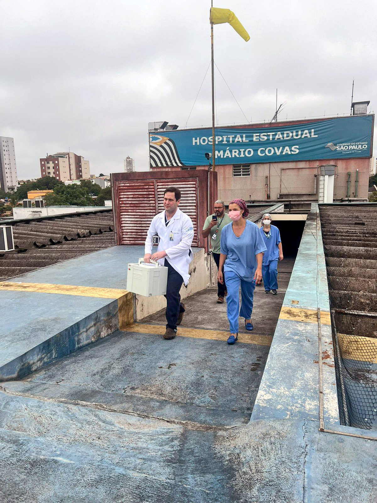 Durante doação de coração em outubro, as enfermeiras Simone Contardi Barros e Fernanda Nunes da Silva, o médico cirurgião cardíaco da OPO Dante Pazzanese, Dr. Daniel Chagas Dantas, e o subtenente enfermeiro de voo, Rogério Ribeiro.
