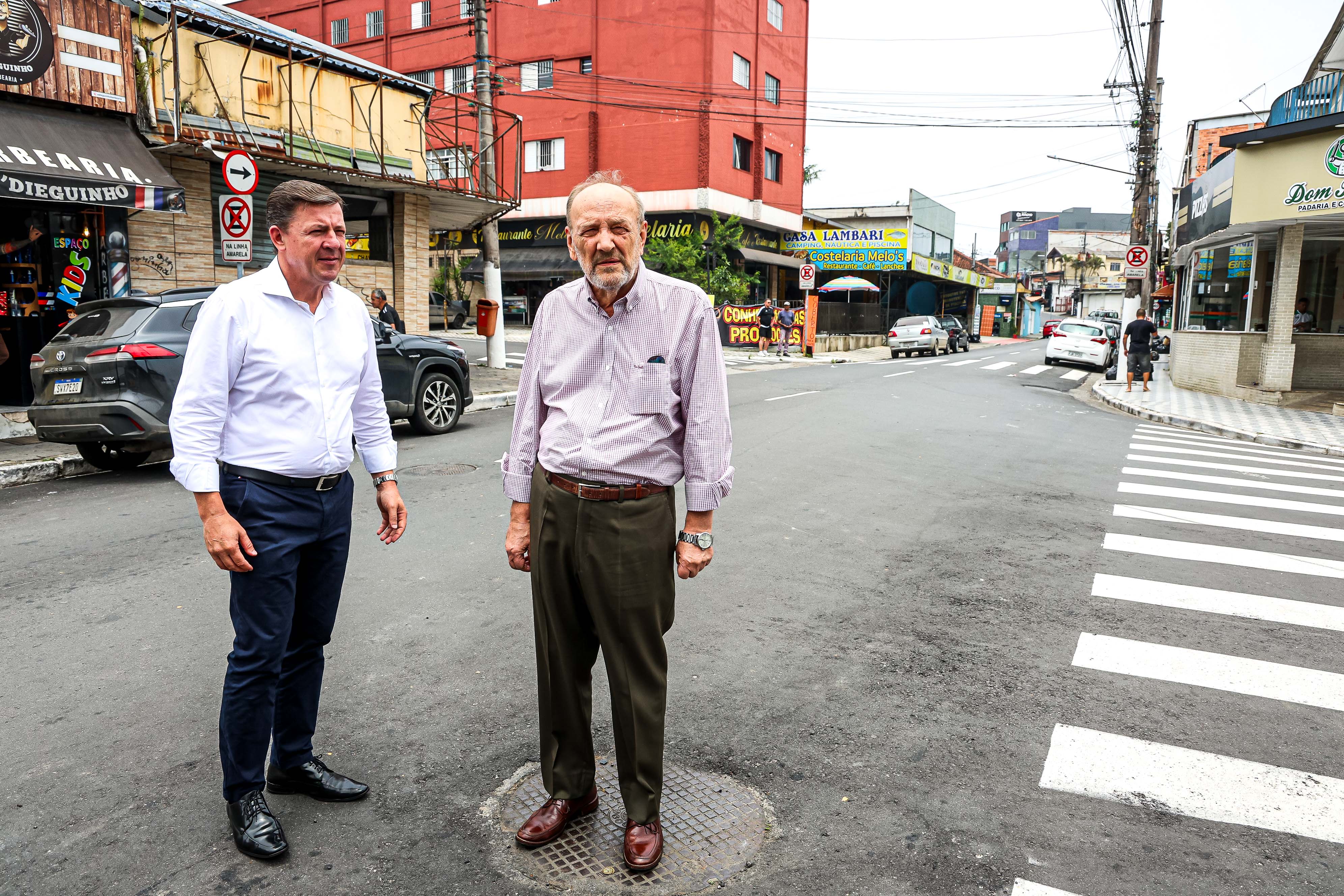 Prefeito Orlando Morando entrega recapeamento na região central do Riacho