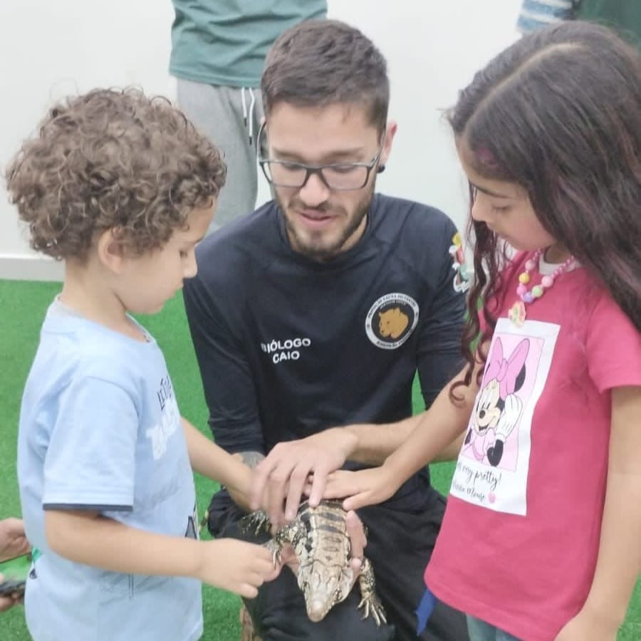 As crianças tiveram a oportunidade de conhecer e interagir com animais