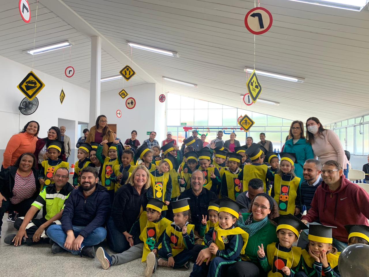 A conclusão do curso contou com a presença do prefeito Guto Volpi e a secretária de Educação e Cultura, Rosi Ribeiro de Marco