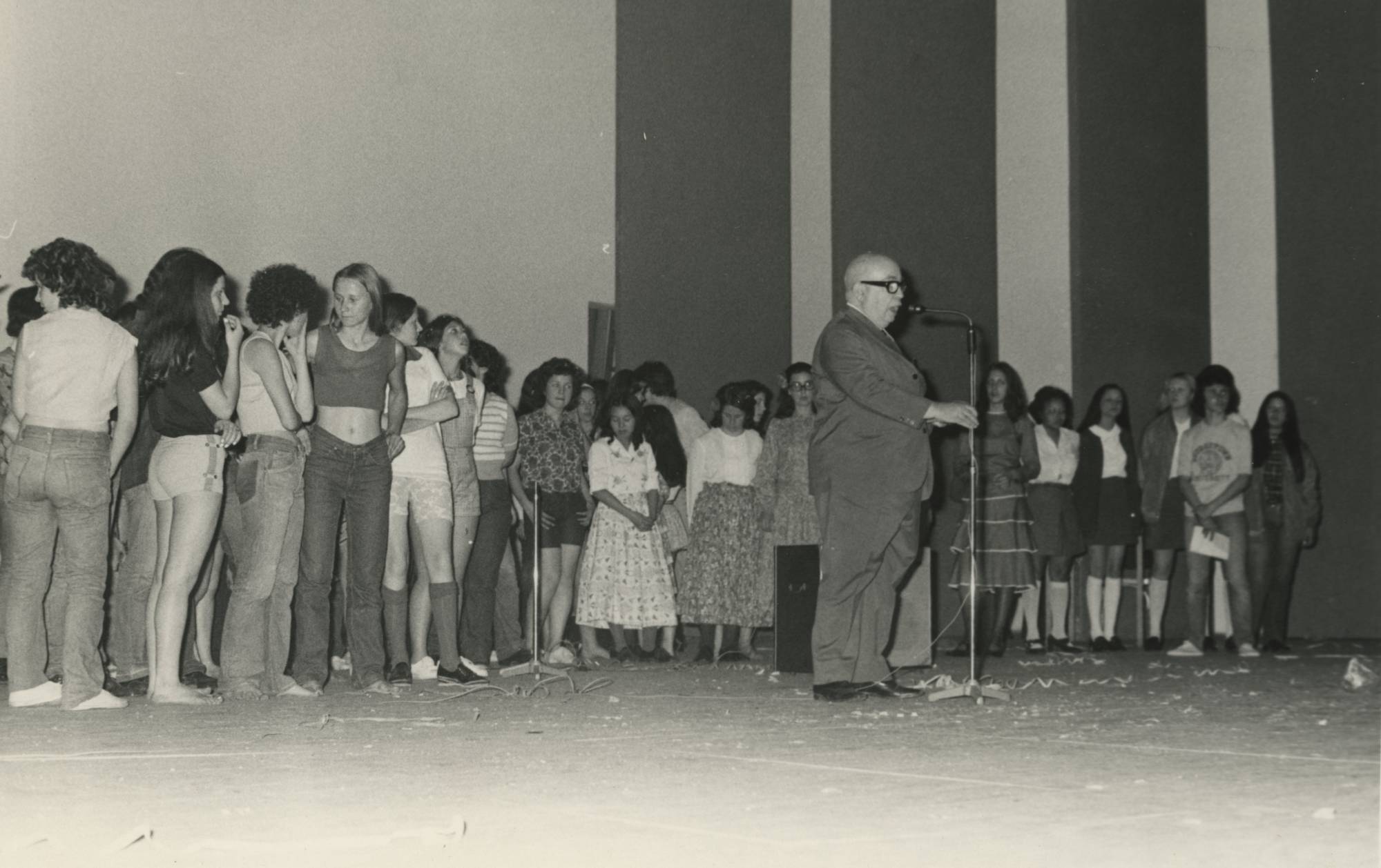 Professor Carmelo Crispino, em foto de 1980. Foi diretor da Escola Estadual Cel. Bonifácio de Carvalho, cargo assumido em 1967. Era um educador idealista e com ampla experiência pedagógica. Conseguiu, com persistência, junto ao prefeito Hermógenes Walter Braido, a ampliação do prédio escolar, abrangendo a Avenida Dr. Augusto de Toledo (Foto:Acervo/FPMSCS)